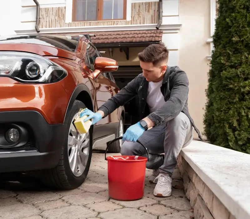 Lavage auto à domicile Saint-Vallier : professionnel intervenant sur un véhicule